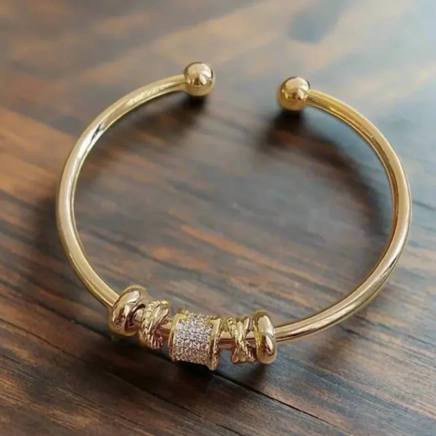 Journee - Pulsera Ajustable con Encantos Dorados