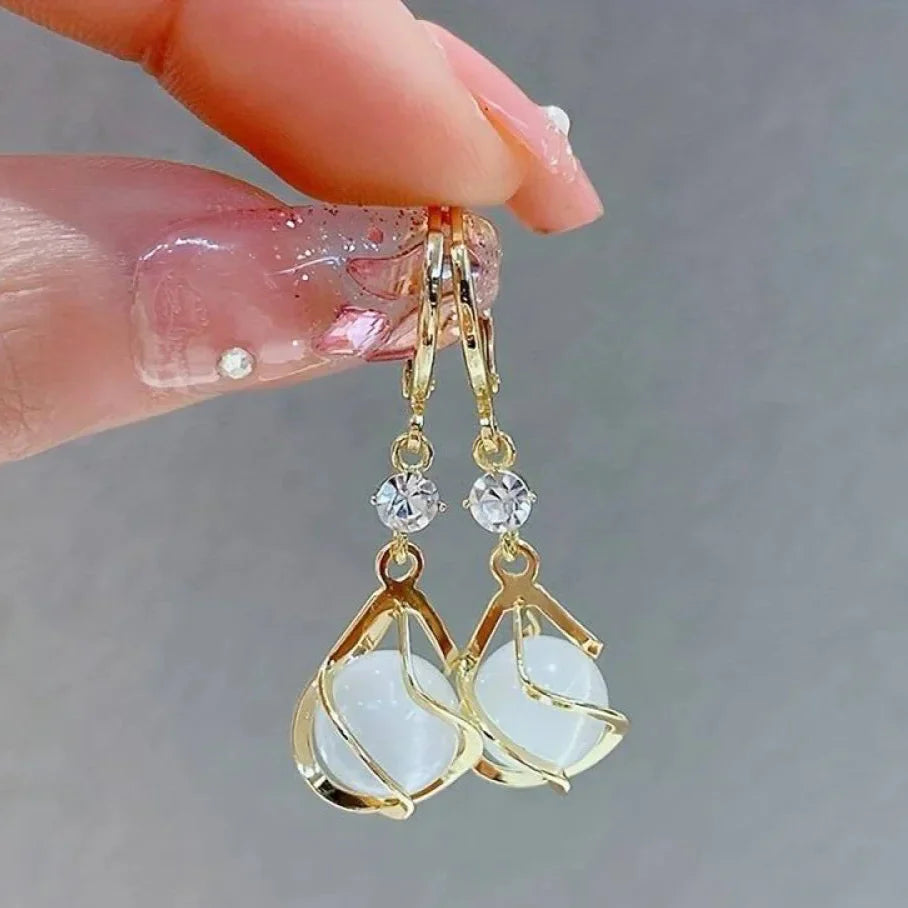 Blythe – Aretes Dorados Colgantes de Ópalo Blanco Vintage