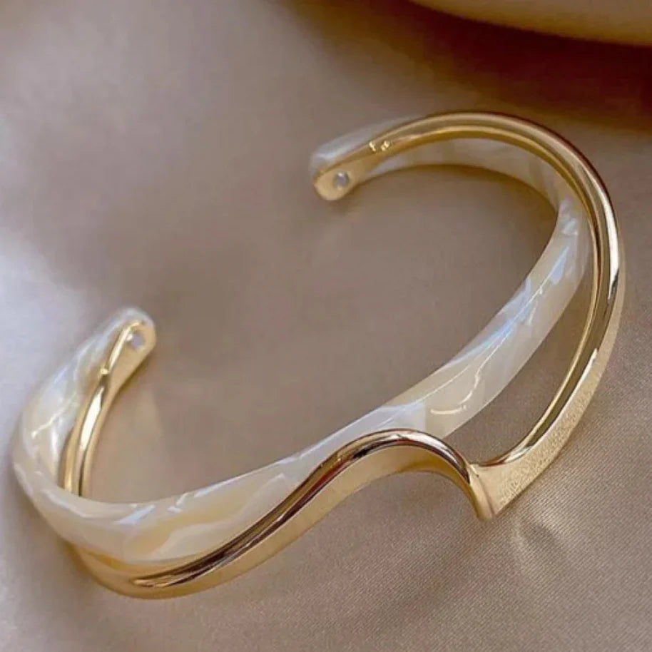 Galilea - Pulsera dorada elegante con ópalo blanco